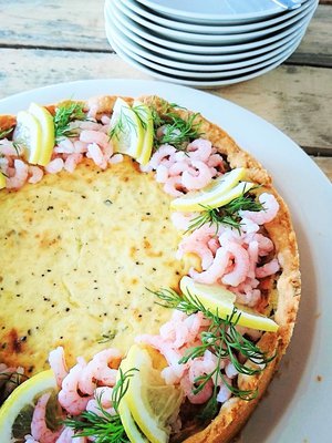 Lohi-katkarapupiirakka ei ole ainoastaan herkullinen, vaan myös kaunis katsella.