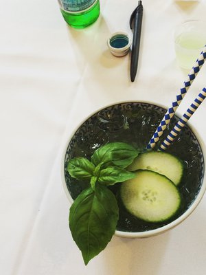 Jos drinkissä on Aasian makuja, sen voi tarjota nuudelikulhosta! Pillit toimivat "syömäpuikkoina". Kuvat: Teemu Leminen.