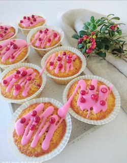 Puolukkamuffinit koristeltuina