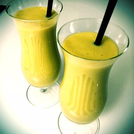 Viiden minuutin panostus riittää, kun tekeillä on mango-inkiväärismoothie. Kuva: <span class="photographer">Jani Salo.</span>