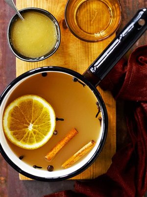 Kuuma omenasiideri maustetaan appelsiinilla. Kuva: <span class="photographer">Sami Repo</span>