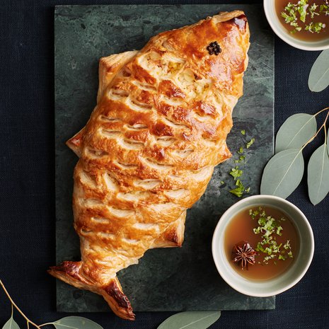 Mikä vonkale! Lohipiiraan voi leipoa valmiista taikinasta komean kalan muotoon.