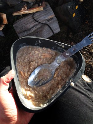 Tee-se-itse-puurosekoitus maistuu erityisen hyvältä nuotion ääressä vaelluskenkien kuivuessa vieressä. 