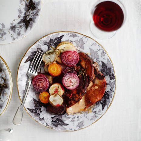 Tee aivan uutta ruokaa joulun tähteistä! Marinoi kinkkuviipaleet punaviinissä ja gratinoi uunissa. Kuva: <span class="photographer">Panu Pälviä</span>