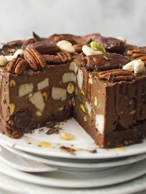 Rocky road -raakakakku ei ulkonäössä häviä tavalliselle kakulle. Kuva: <span class="photographer">Arto Vuohelainen</span>