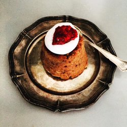 Tältä näyttää runebergiton torttu. Lusikka saatiin kastelahjaksi nelisenkymmentä vuotta sitten, jotain käyttöä sillekin on oltava. Tolkun ihminen ei kuitenkaan torttua syö lusikalla.