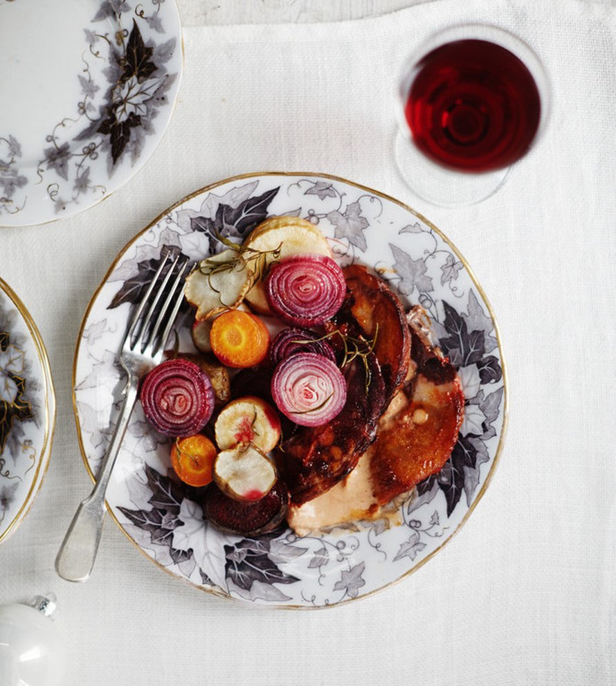 Tee aivan uutta ruokaa joulun tähteistä! Marinoi kinkkuviipaleet punaviinissä ja gratinoi uunissa. Kuva: <span class="photographer">Panu Pälviä</span>