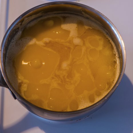 Valkoisen vaahdon alta pilkottaa kullankeltainen kirkastettu voi. Kuva: <span class="photographer">IStockphoto</span>
