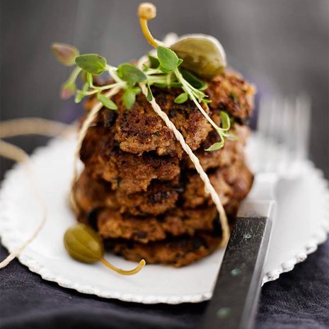 Sieniä, porkkanaraastetta, kesäkurpitsaa. Jauhelihapihveihin uppoaa monenlaista vihannesta. Kuva: Sami Repo.