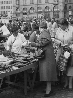 Juhannusmyyntiä Helsingin kauppatorilla vuonna 1957. Kuva: <span class="photographer">Kaarlo Lindberg / Helsingin kaupunginmuseo</span>