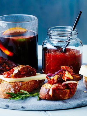 Pekoni-taatelipintxot sointuvat upeasti glögin kylkeen.