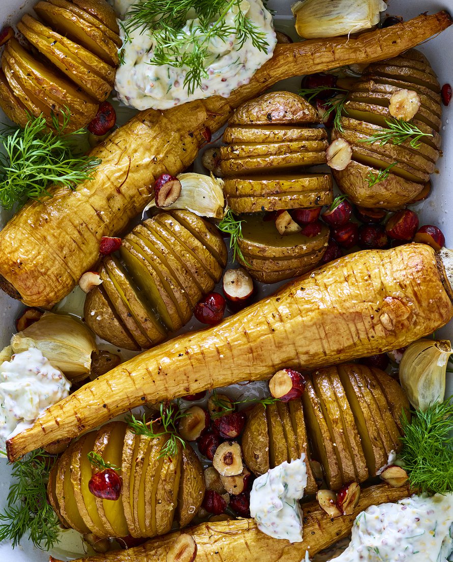 Hasselbackan perunat ja palsternakat kypsyvät kätevästi samalla pellillä. Linkki reseptiin löytyy jutun lopusta.
