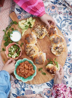 Sämpylöiden täytteeksi lastataan helppoa nyhtöbroileria ja kesäisiä hölskykurkkuja.