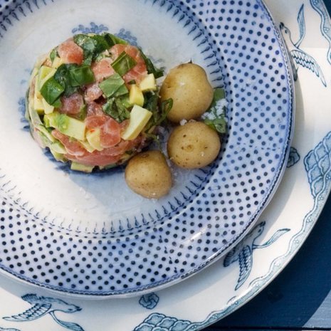 Tarjoa tartarin kanssa uusia perunoita, niin edessäsi on mitä kesäisin alkupala. Kuva: Arto Vuohelainen.