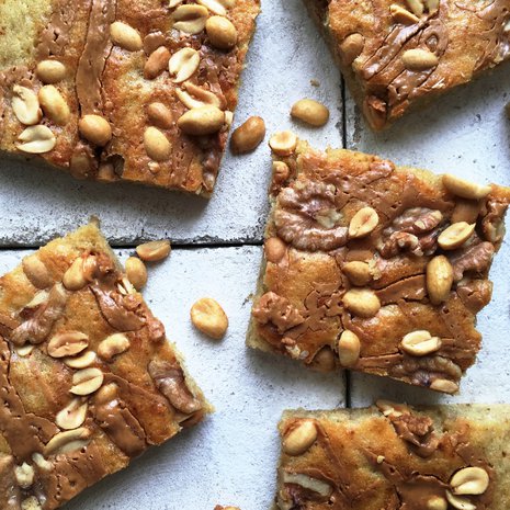 Banaanikakkupalat saavat tarvittavan suolaripauksen pähkinöiden muodossa.