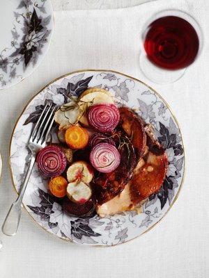 Tee aivan uutta ruokaa joulun tähteistä! Marinoi kinkkuviipaleet punaviinissä ja gratinoi uunissa. Kuva: <span class="photographer">Panu Pälviä</span>