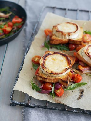 Vuohenjuustoleipä lämpenee sillä aikaa, kun paistat vihanneshöystön. Kuva: <span class="photographer">Anna Huovinen.</span>