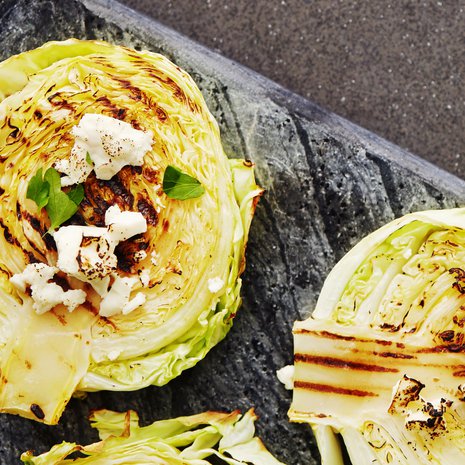 Grillatuille kaaleille voi murentaa vähän fetaa tai muuta juustoa. Kuva: Panu Pälviä