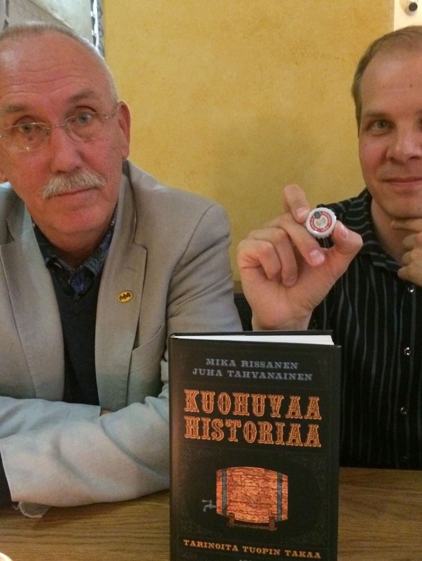 Juha Tahvanainen (vas.) ja Mika Rissanen kirjoittivat oluen asemasta Euroopan historiassa. Rissasella kulkee laukussa mukana amulettina toimiva italialaisoluen pullonkorkki. Kuva: <span class="photographer">Teemu Leminen.</span>