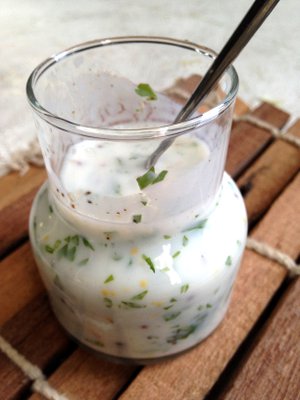 Ranch-kastike on jenkkiklassikko. Se kuuluu tehdä piimästä.