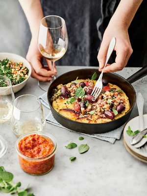 Perunatortilla tarjotaan lämpimän munakoisosalaatin ja romescokastikkeen kanssa. Viinisuositukset ja linkin reseptiin löydät jutun lopusta.