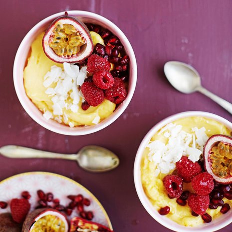 Koristele sorbettikulho hedelmillä ja marjoilla. Kuva: Panu Pälviä