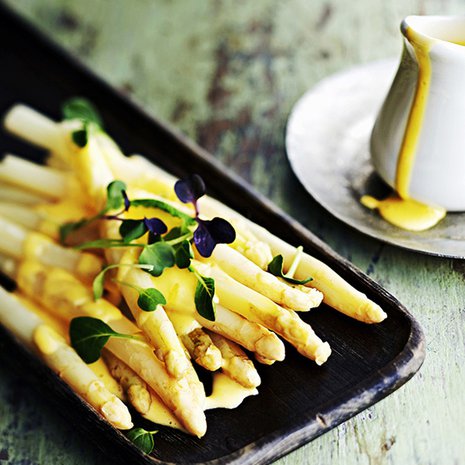 Parhaan parsasoosin kanssa ei tarvitse vesihaudetta. Kuva: <span class="photographer">Panu Pälviä.</span>