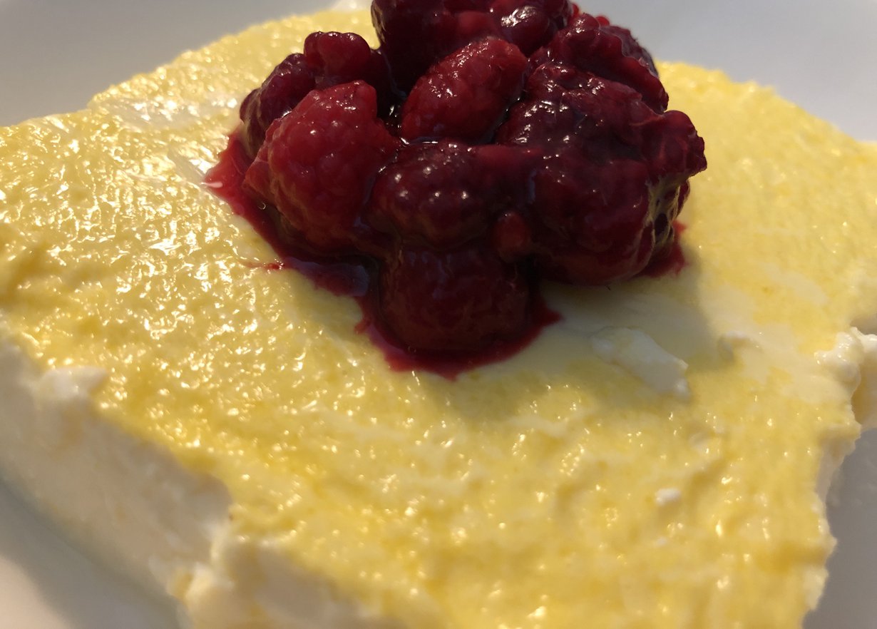 Uunijuusto ternimaidosta vadelmien kera