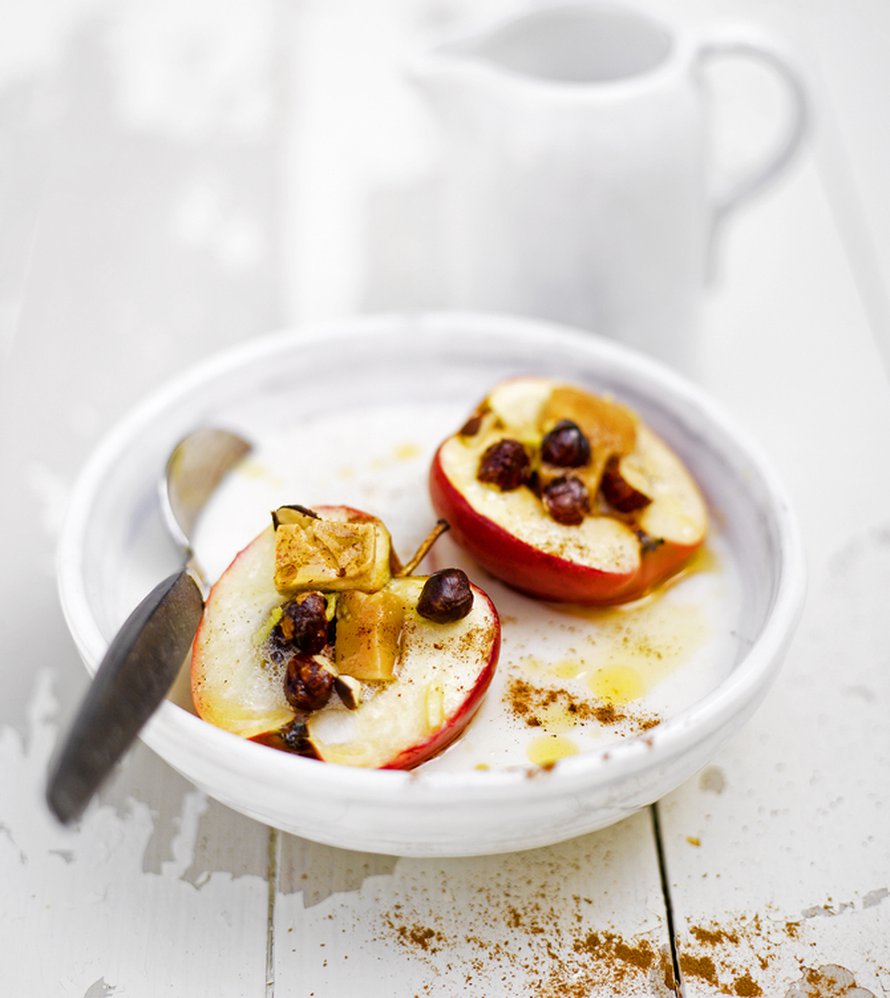 Karamelliomenoiden sisään lusikoidaan toffeekarkkitäytettä. Kuva: <span class="photographer">Sami Repo.</span>