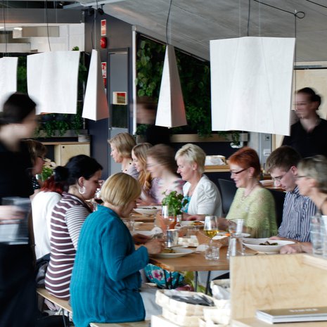Helsingissä ei ole vielä liikaa bistroja, joihin sopii monta sukupolvea sulassa sovussa pitkän pöydän ääreen.