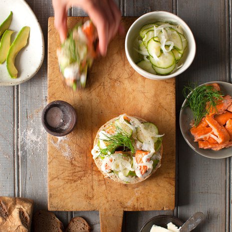 Kuorruta  bageli etikkaisella fenkolipikkelsillä. Kuvat Sara Remington.