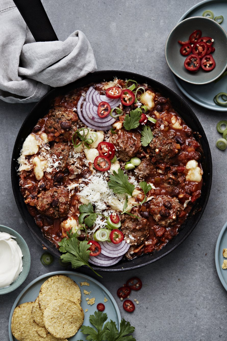 Jauhelihasta voi pyöräyttää vaikka lihapullat papukastikkeessa chili con carnen aineksilla.