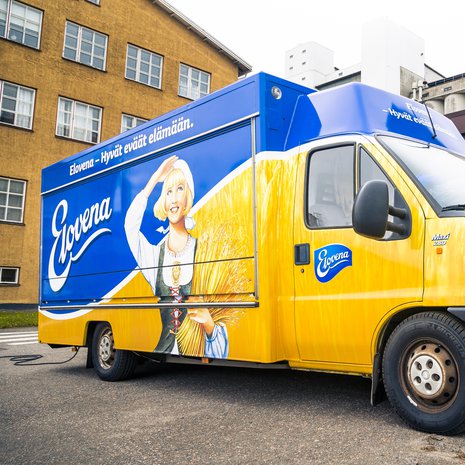 Elokuusta lähtien helsinkiläisiä opetetaan syömään aamupuuro rekan luukusta tilattuna. Kuva: <span class="photographer">Elovena</span>