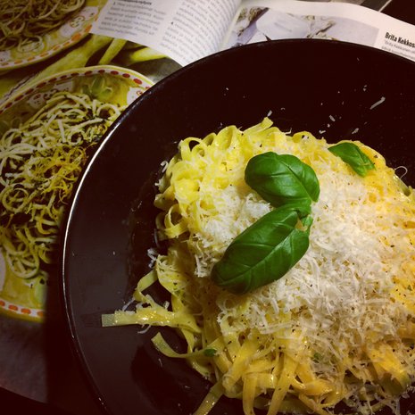 Parmesaani ei ainakaan pilannut yksinkertaista sitrusvoipastaa. Kuva: <span class="photographer">Teemu Leminen.</span>