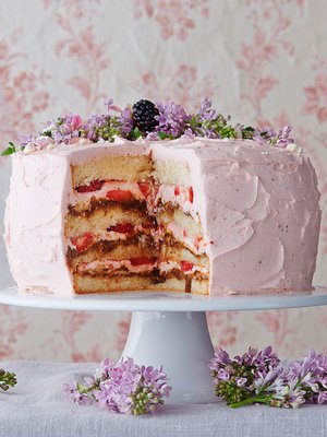 Syreenin kukinnot koristavat upeasti mansikka-lakukakkua. Kuva: <span class="photographer">Panu Pälviä</span>