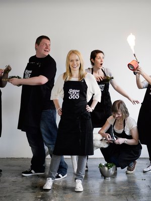 Soppa365:n toimituksessa pidetään avokadoista ja kananmunista. Kuva: <span class="photographer">Sami Repo.</span>