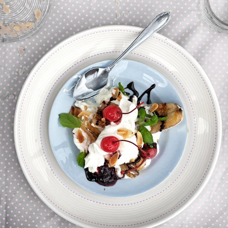 Kun banaanit käyttää parilan kautta, saa banana split uutta syvyyttä.