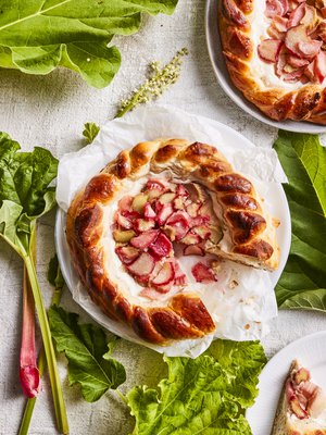 Pienet pyöreät raparperipiirakat saavat kauniit lettireunat. Yhdestä pyörylästä riittää kahdelle tai kolmelle herkuttelijalle.