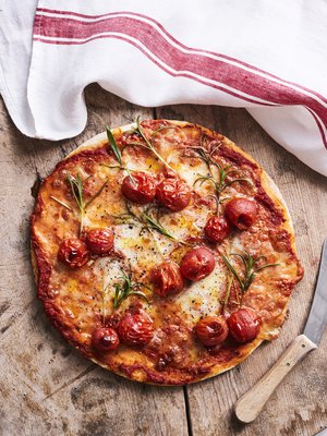 Pikkutomaatit ovat pitsan päällä makeita kuin kirsikat.