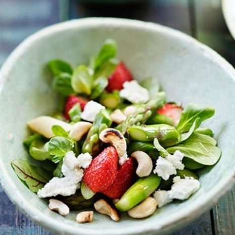 Parsa-mansikka-vuohenjuustosalaatti sisältää kaikki kesän parhaat maut. Kuva: Elvi Rista