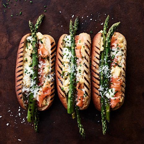 Grilli kuumaksi ja parsat parilalle.