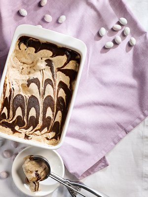 Jäätelökulhossa mämmi, kuohukerma ja appelsiinimarmeladi vievät kielen mennessään.