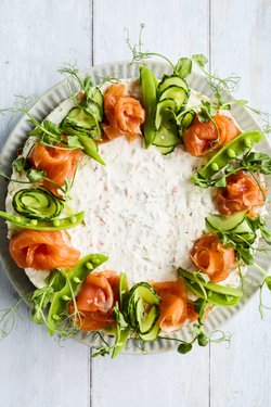 Lohimoussekakku on helppotekoinen mutta näyttävä.