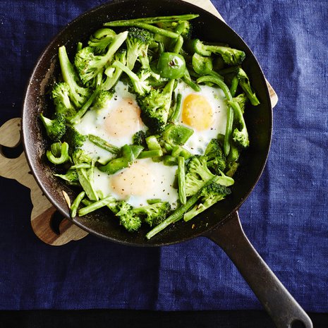 Jos et jaksa perjantaina työviikon jälkeen käyttää aikaa kokkaamiseen, tee nopea munapannu. Kuva: Tuomas Kolehmainen
