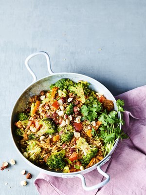 Parempi pyttäri! Keitetty riisi sekoitetaan pannulla kasviksiin ja härkäpapuun.