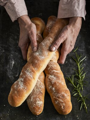 Parmesaanikantin paras paikka on raastettuna patonkitaikinassa. 