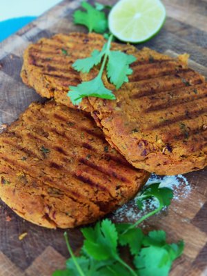 Nämä mausteiset kasvispihvit maistuvat lihansyöjillekkin. Kuva Maaret Lyytinen