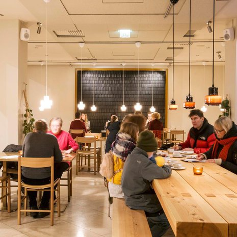 Espa tuoksuu miellyttävästi puulle, ja jykevän parrupöydän ääressä kelpaa syödä.