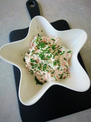 Herkullinen savulohiviettelys tarjoiluvalmiina