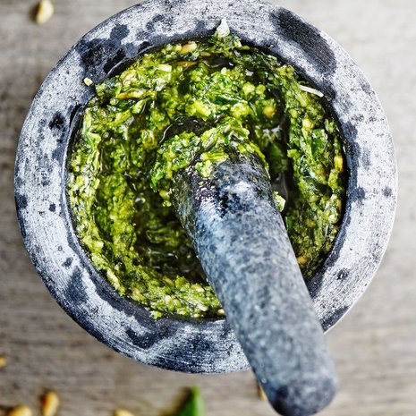 Italialainen pesto valmistuu aidolla tavalla morttelissa nuijimalla.